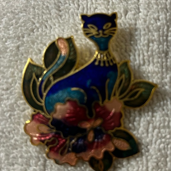 Elegant Vintage 1980s Cloisonné Enamel Blue Cat Brooch with Floral Design - Picture 2 of 4
